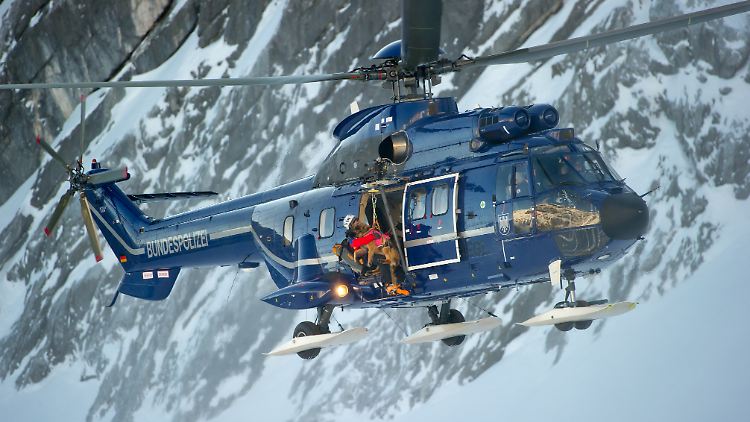 Oft wird die Bergwacht abends gerufen - doch dann sind Hubschrauber weniger verfügbar und die Suche ist schwieriger.