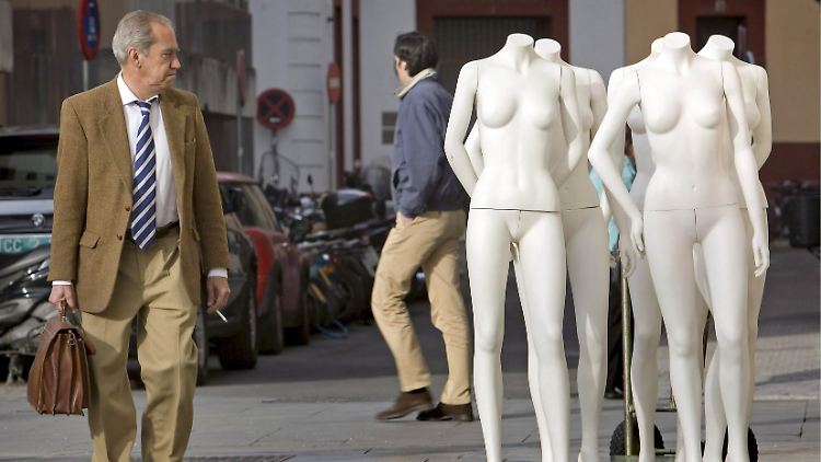 Einem Nackten kann man nicht in die Tasche greifen: Ein bankrottes Modegeschäft in Sevilla stellt seine Schaufensterpuppen auf die Straße.
