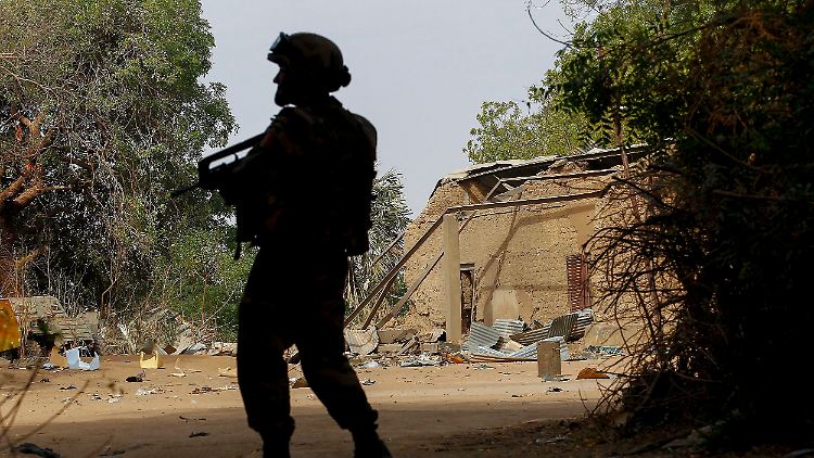 Soldaten bestimmen in Afrika oft, wo es lang geht. Etliche bewaffnete Konflikte toben auf dem Kontinent.
