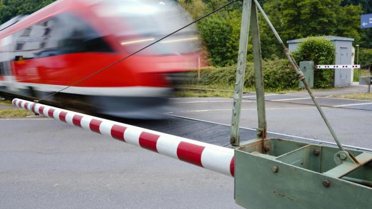 Sie Müssen Wegen Geschlossener Bahnschranken Warten www.n-tv.de