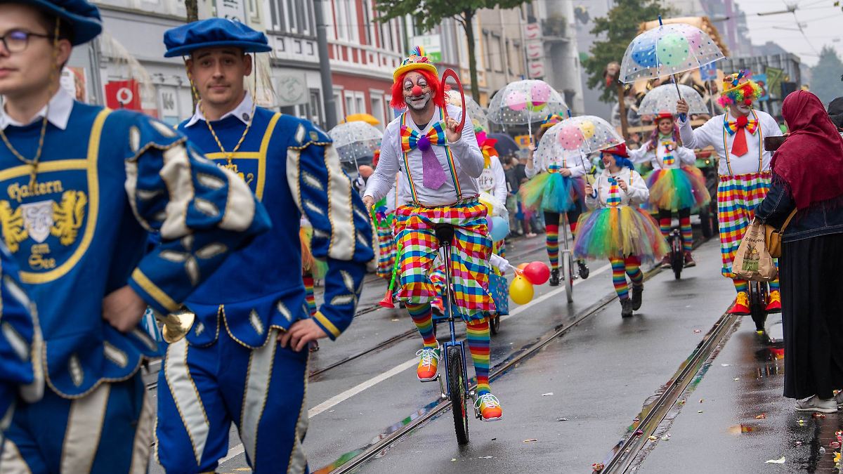 Niedersachsen Bremen Freimarktsumzug Mit Mehr Als 130 Gruppen In Niedersachsen Bremen Freimarktsumzug Mit Mehr Als 130 Gruppen In