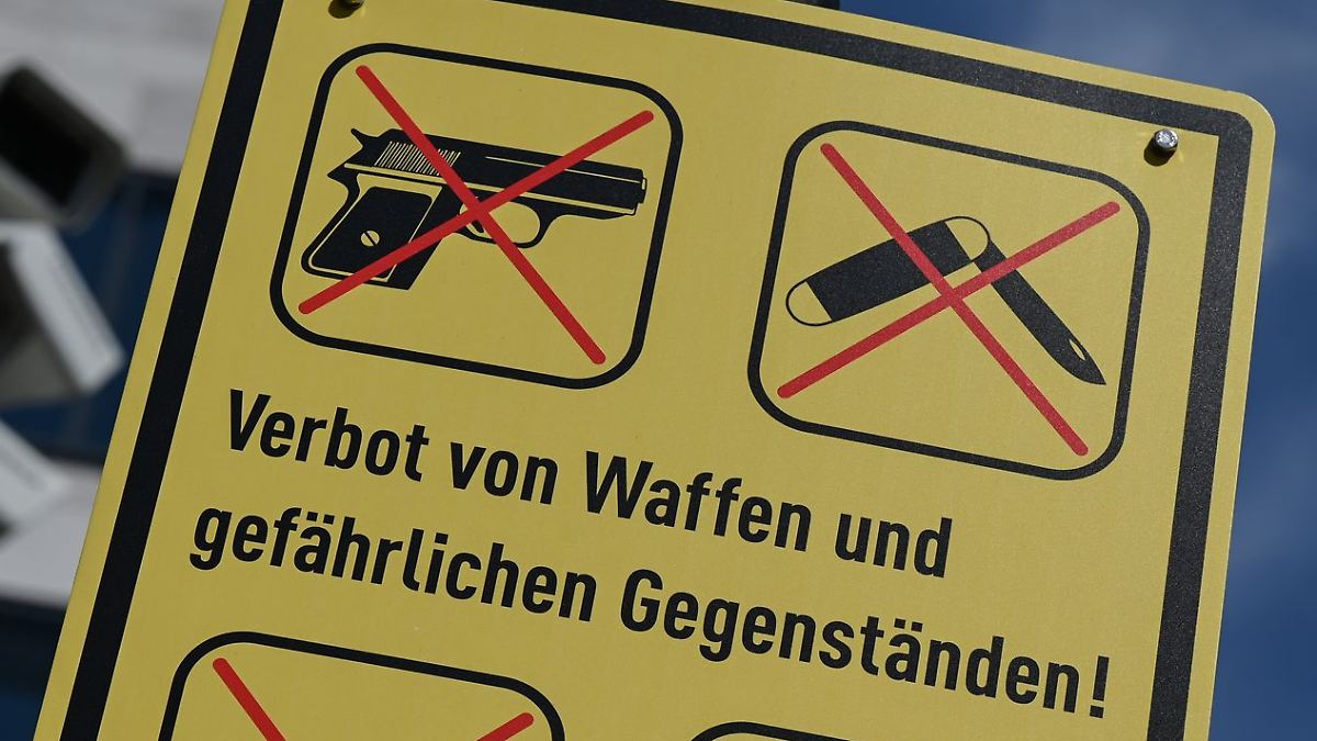 Berlin will Waffen und Messer im Nahverkehr verbieten