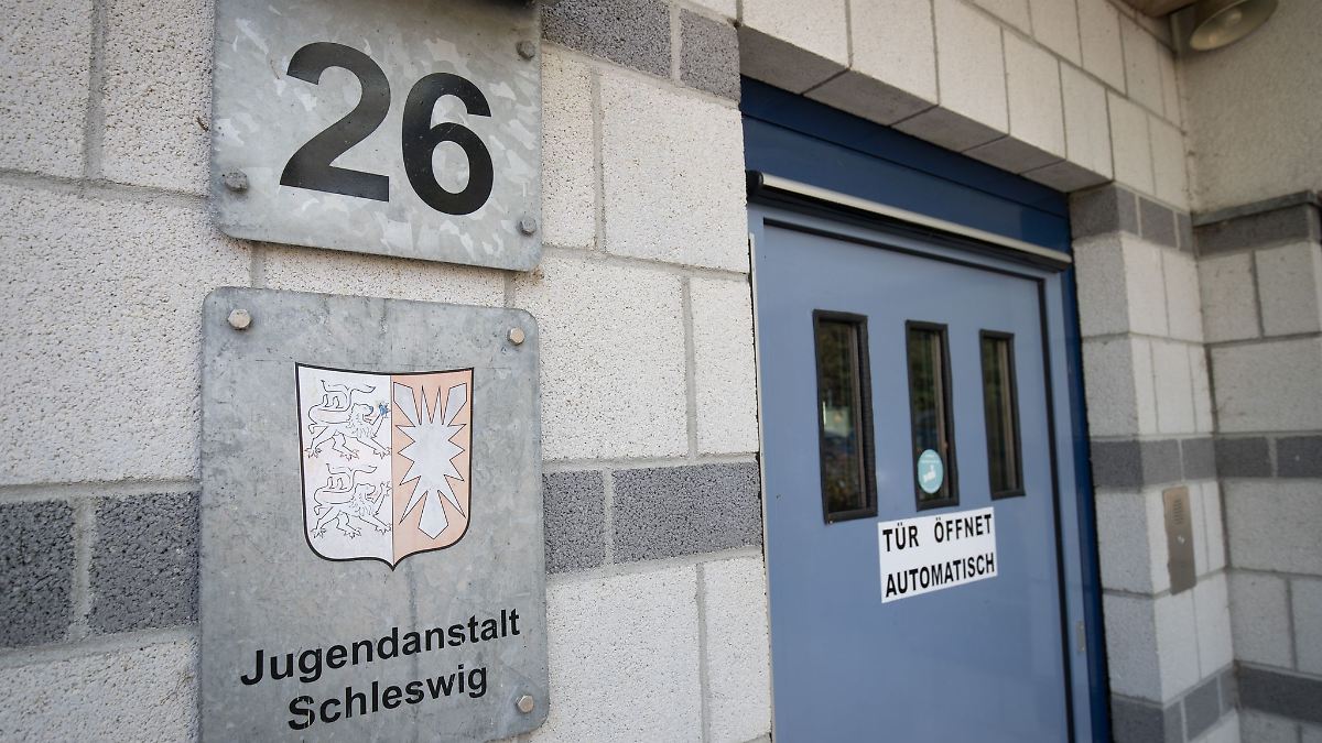 Hamburg Schleswig Holstein 23 j hriger H ftling Der Jugendanstalt In hamburg-schleswig-holstein-23-j-hriger-h-ftling-der-jugendanstalt-in