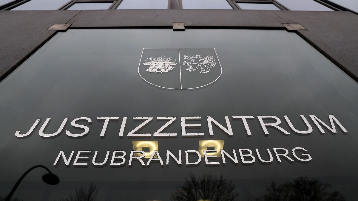 Stieftochter in die Dusche gesperrt - Angeklagte nicht da