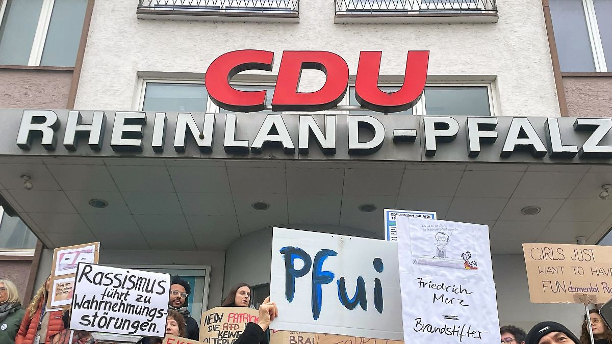 RheinlandPfalz & Saarland Rund 4.000 Menschen demonstrieren vor CDUZentrale in Mainz ntv.de