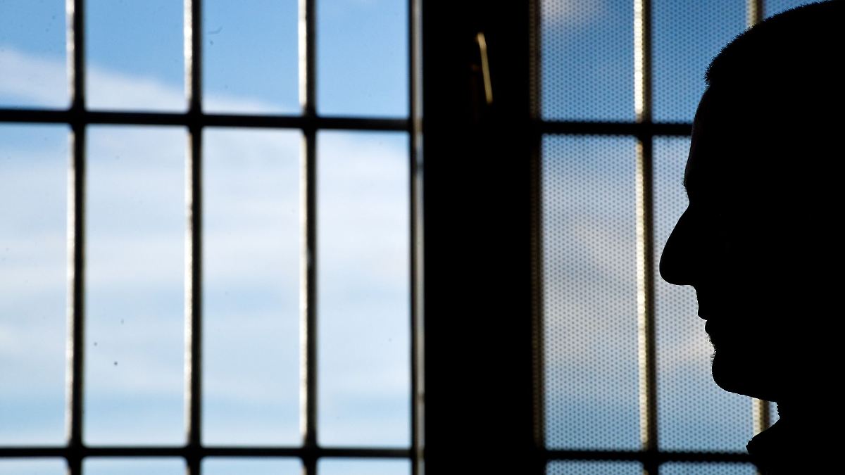 Vermummte mit Stichwaffen befreien Häftling