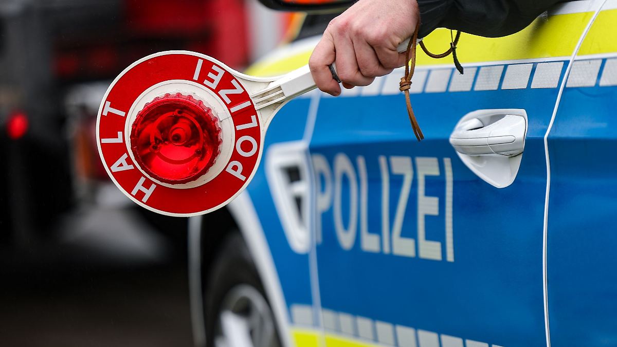 Holztransporter knapp neun Tonnen überladen