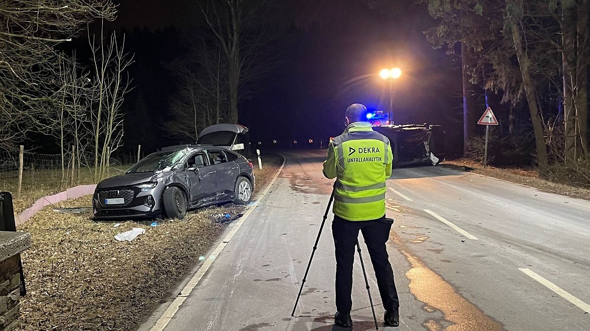 Autos stoßen frontal zusammen - Mann kommt ums Leben