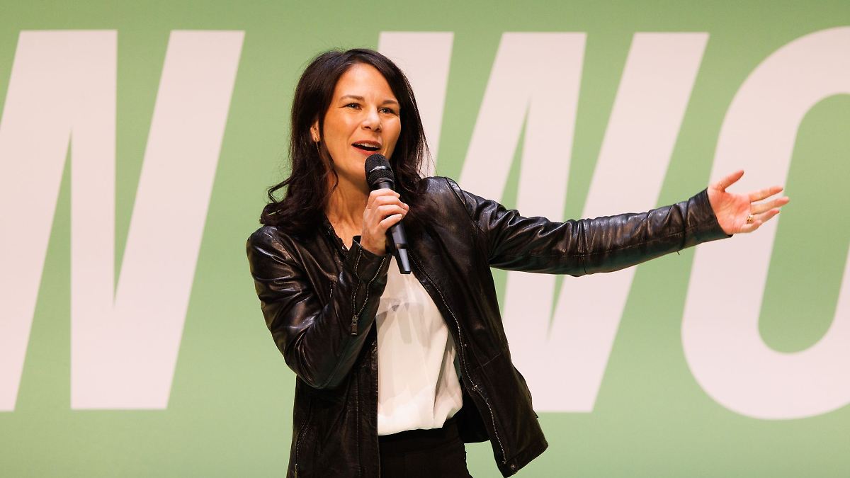 Baerbock spricht sich in Darmstadt für Friedenssicherung aus