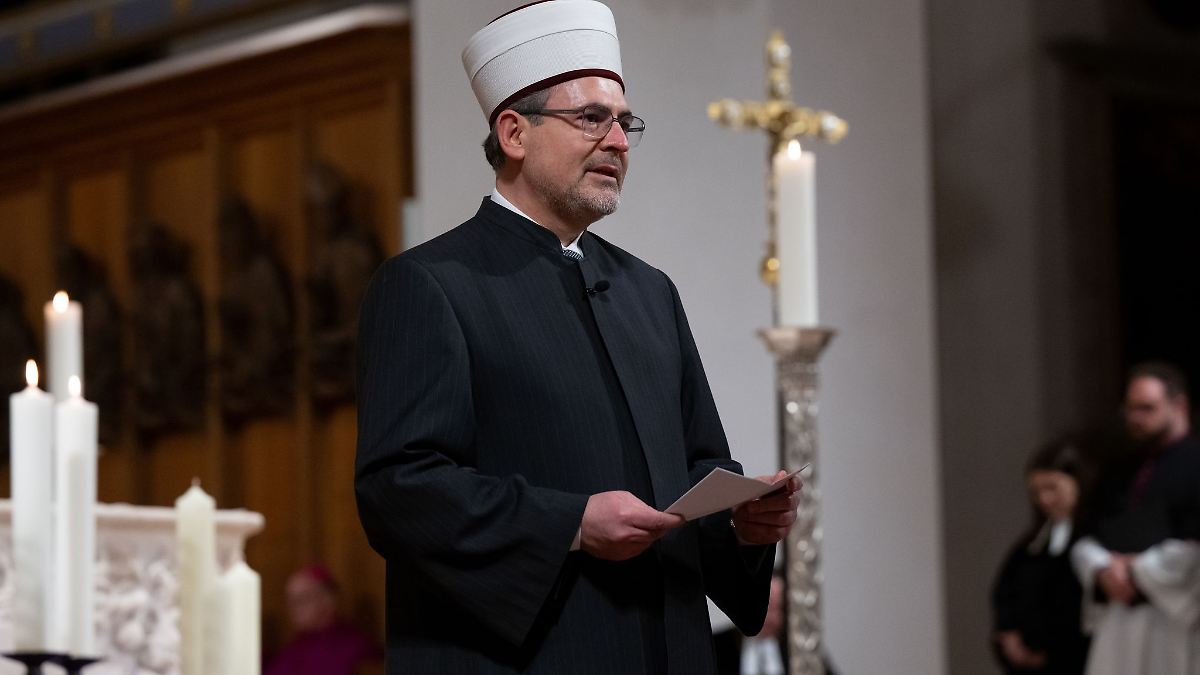 Imam spricht bei Gottesdienst Mitgefühl der Muslime aus