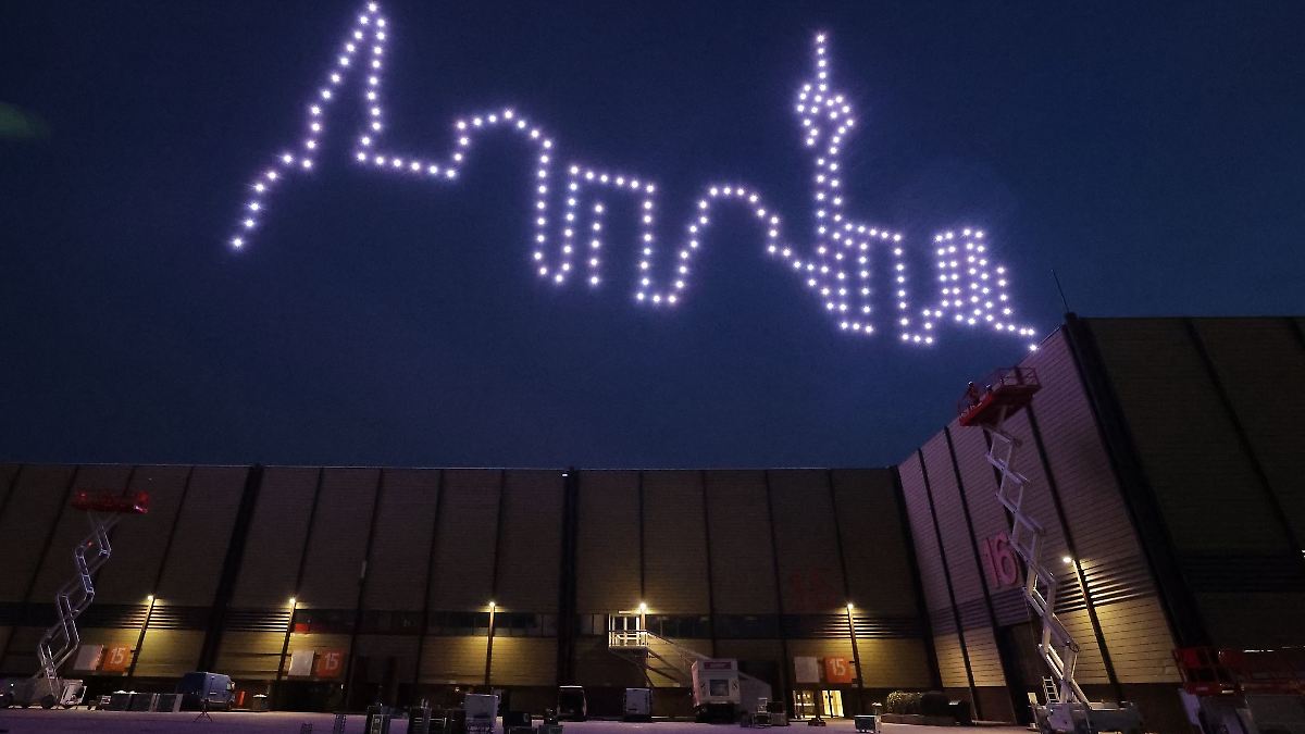 Lichtshow mit 200 Drohnen auf Düsseldorfer Messegelände