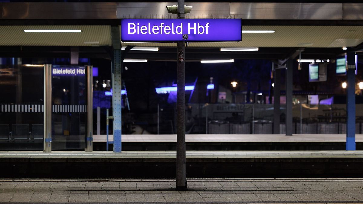 Mensch von Güterzug erfasst und tödlich verletzt