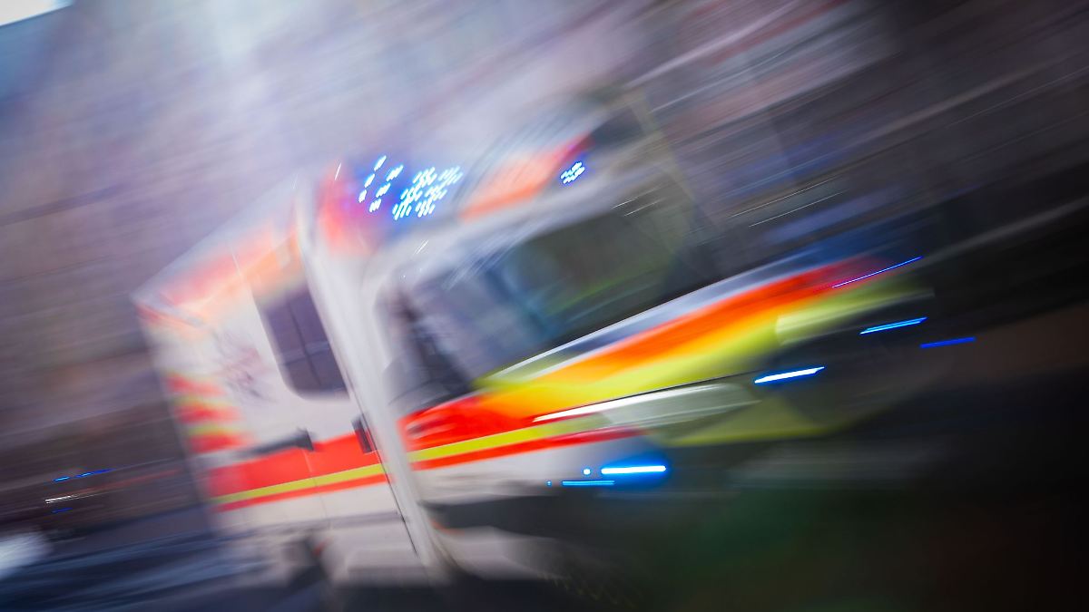 Motorradfahrer kollidiert mit Fußgänger