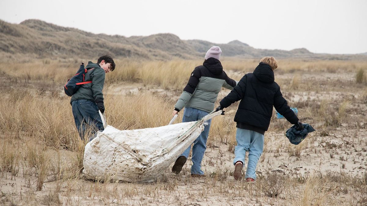 Freiwillige befreien Spiekeroogs Strände von Meeresmüll