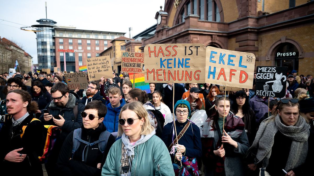 Tausende Menschen demonstrieren in Erfurt gegen die AfD