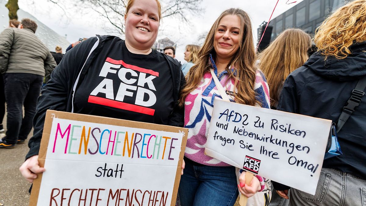 Tausende demonstrieren gegen rechts und für die Demokratie