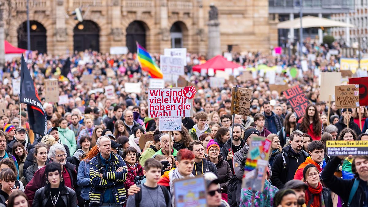 Zehntausende Menschen demonstrieren in Freiburg gegen rechts