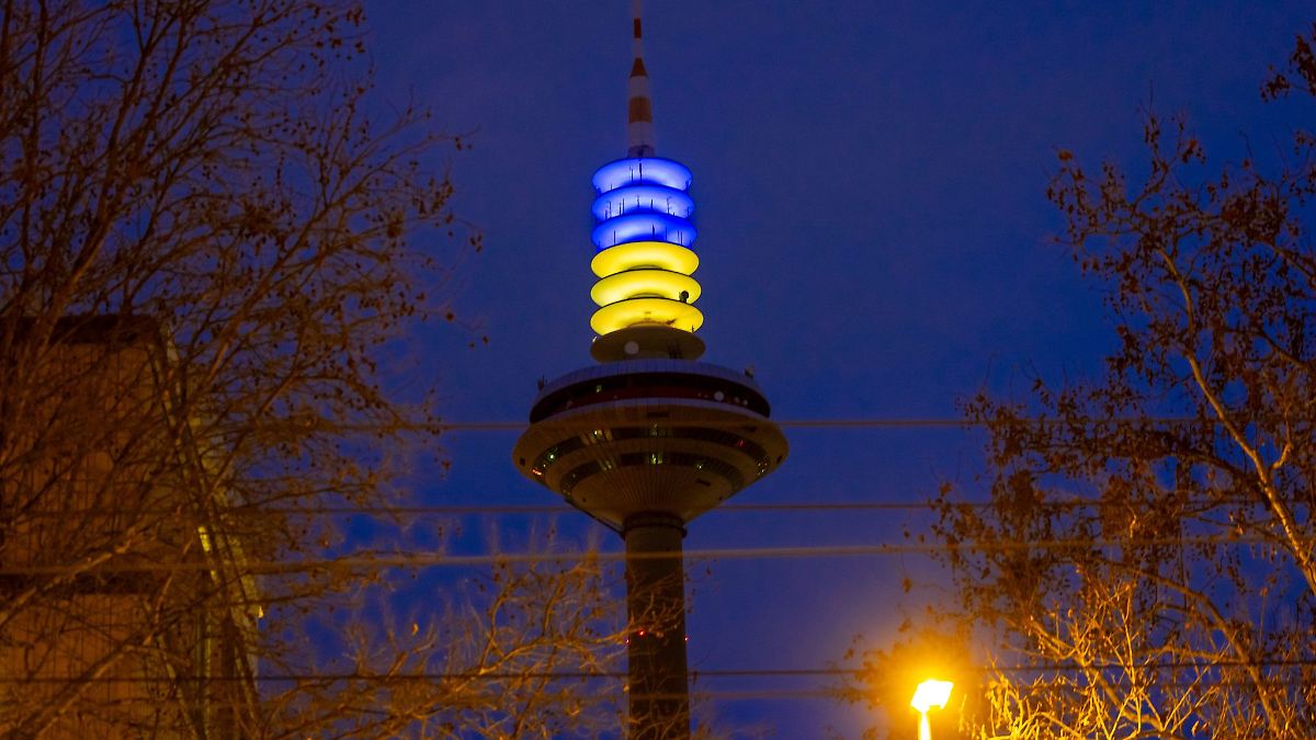 Europaturm leuchtet in Farben der Ukraine