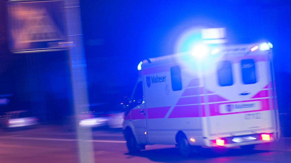 Frau bei Sturz aus Bus verletzt - ging die Tür zu früh zu?
