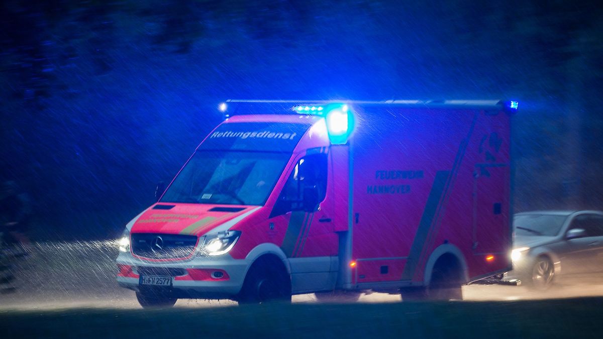Fahrer gerät in Gegenverkehr - schwer verletzt