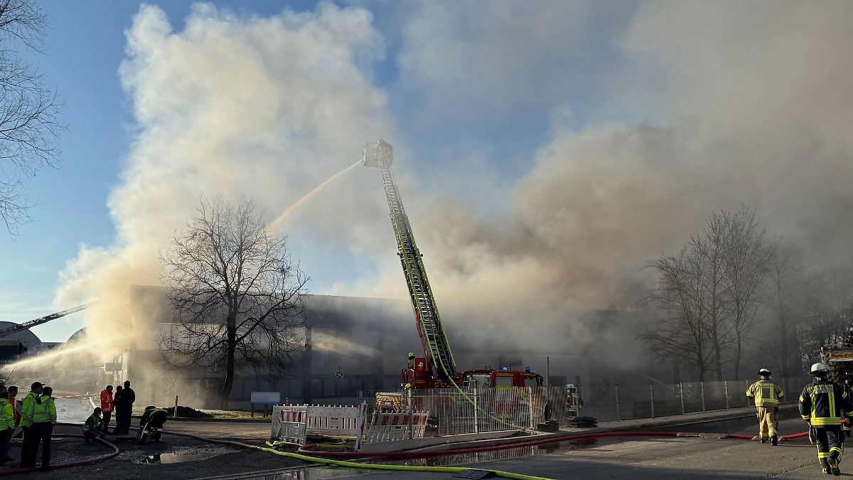 Große Rauchwolke bei Brand in Recyclingbetrieb