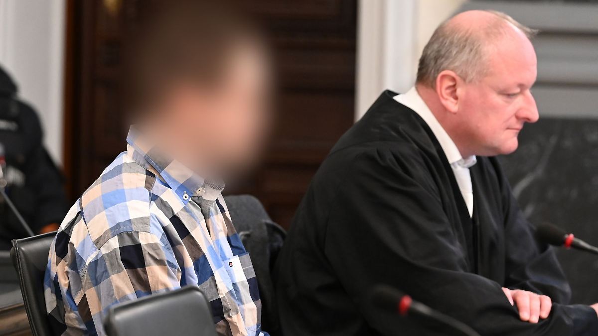 Mutter und Großeltern mit Axt erschlagen - Mann vor Gericht