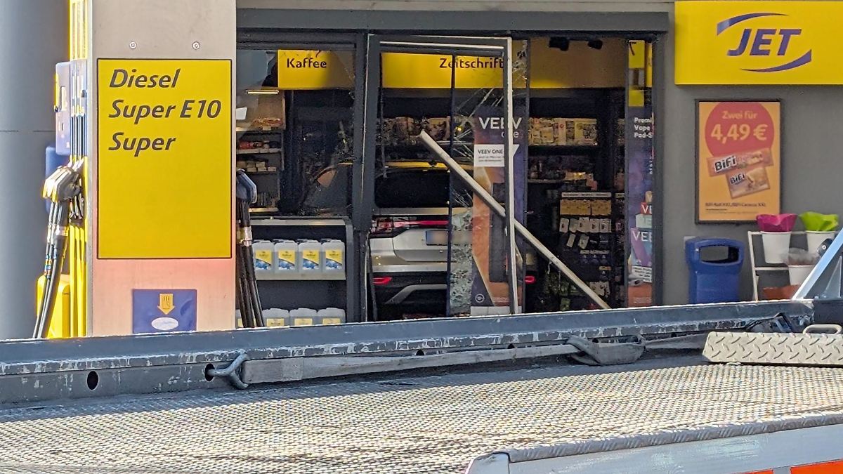 Auto kracht in Tankstellenladen - zwei Verletzte