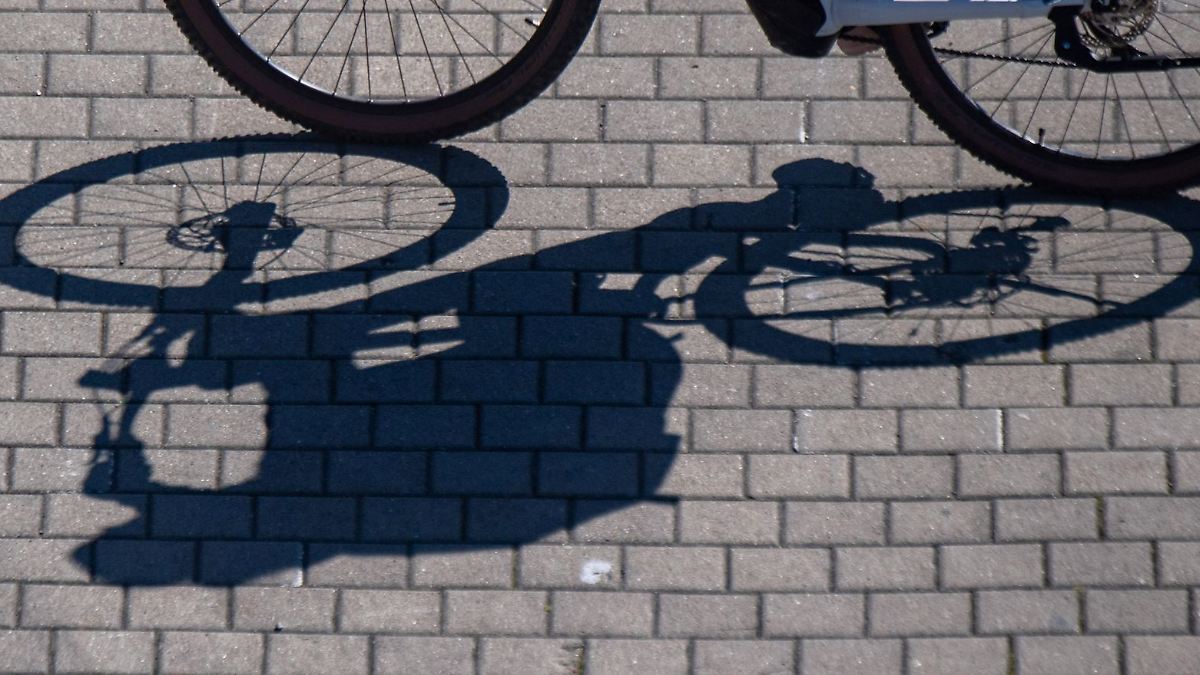 Radfahrer stürzt und stirbt