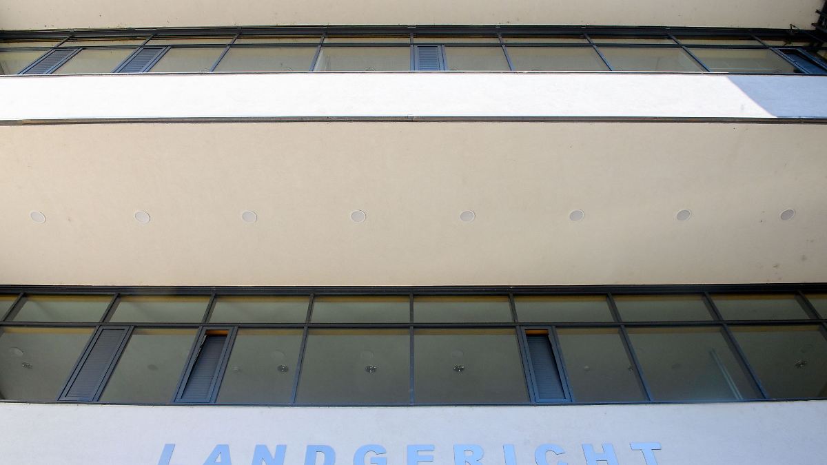 Vater getötet - 18-Jähriger vor Gericht