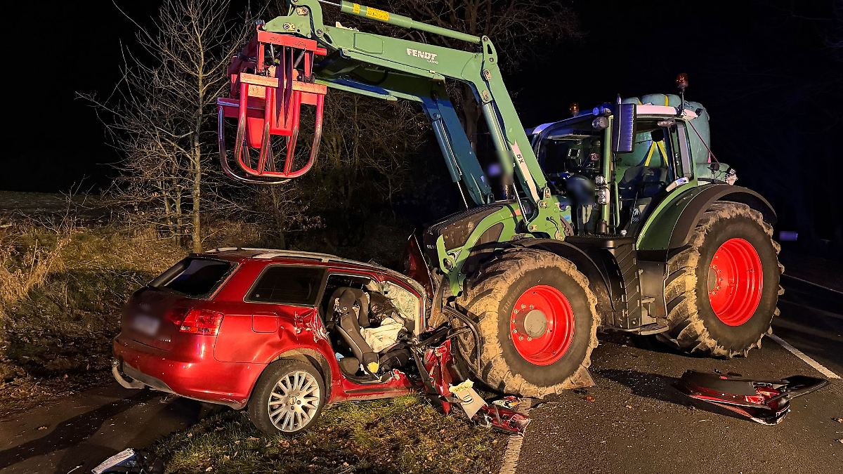 Tödlicher Unfall mit Traktor - Zwei Menschen in Lebensgefahr