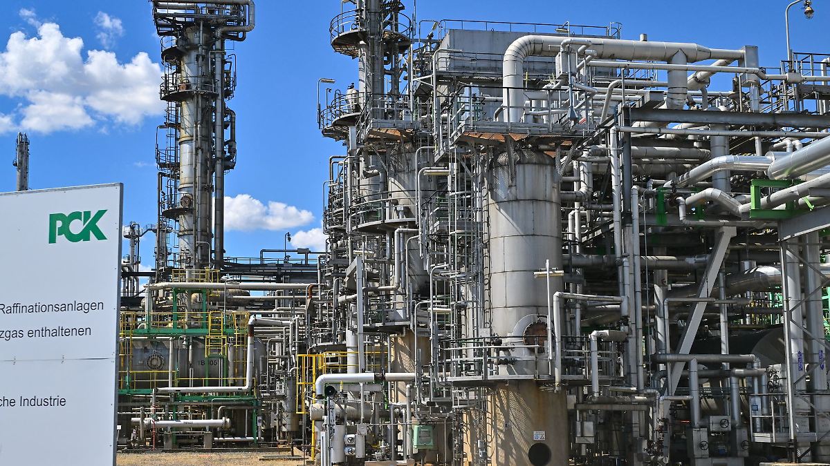 Umwelt-Debatte um Ölraffinerie - Behörde prüft Einwände