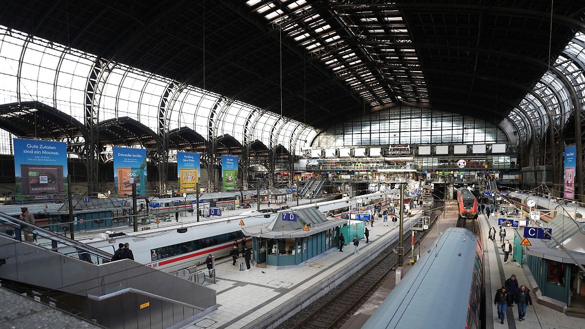 Mann sucht Familienfotos in den Gleisen