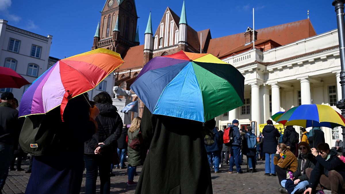 "Reichsbürger"-Treffen in Schwerin - Gegendemonstration