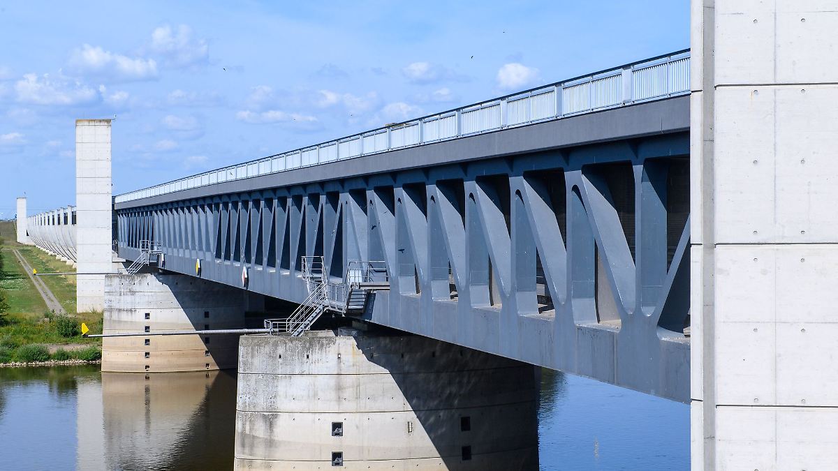Ölspur auf Elbe nahe der Trogbrücke entdeckt
