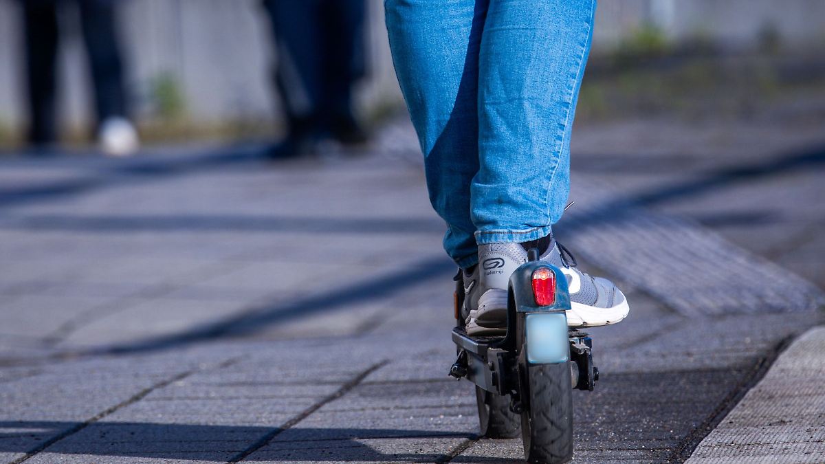 Bis zu 50 km/h möglich - Polizei stoppt E-Scooter-Fahrer
