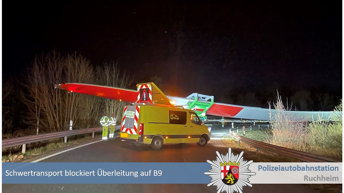 Schwertransporter blockiert Autobahnkreuz