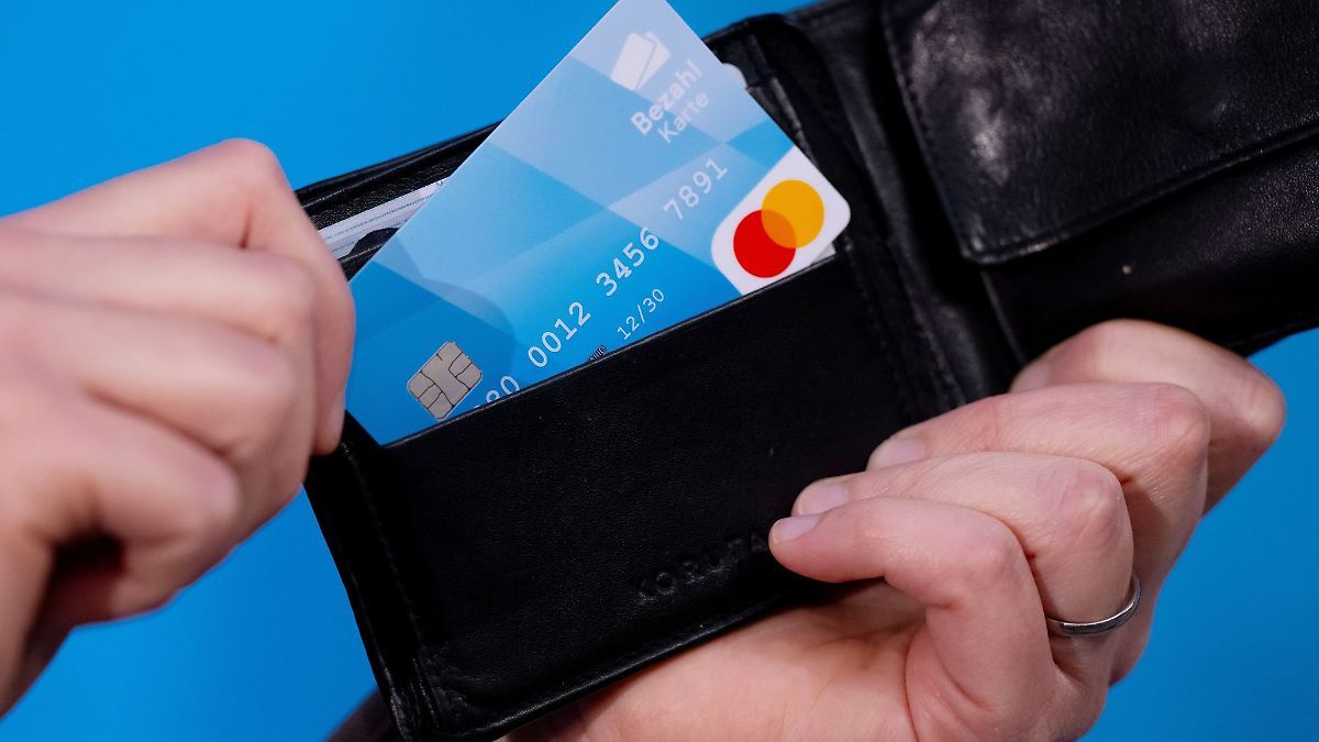 Ein Jahr Asyl-Bezahlkarte - 70.000 Exemplare im Umlauf