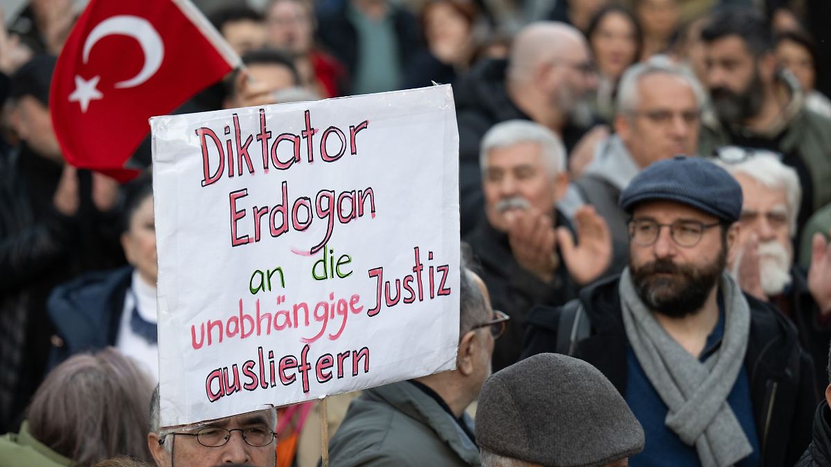 Demonstration gegen Verhaftung des Istanbuler Bürgermeisters