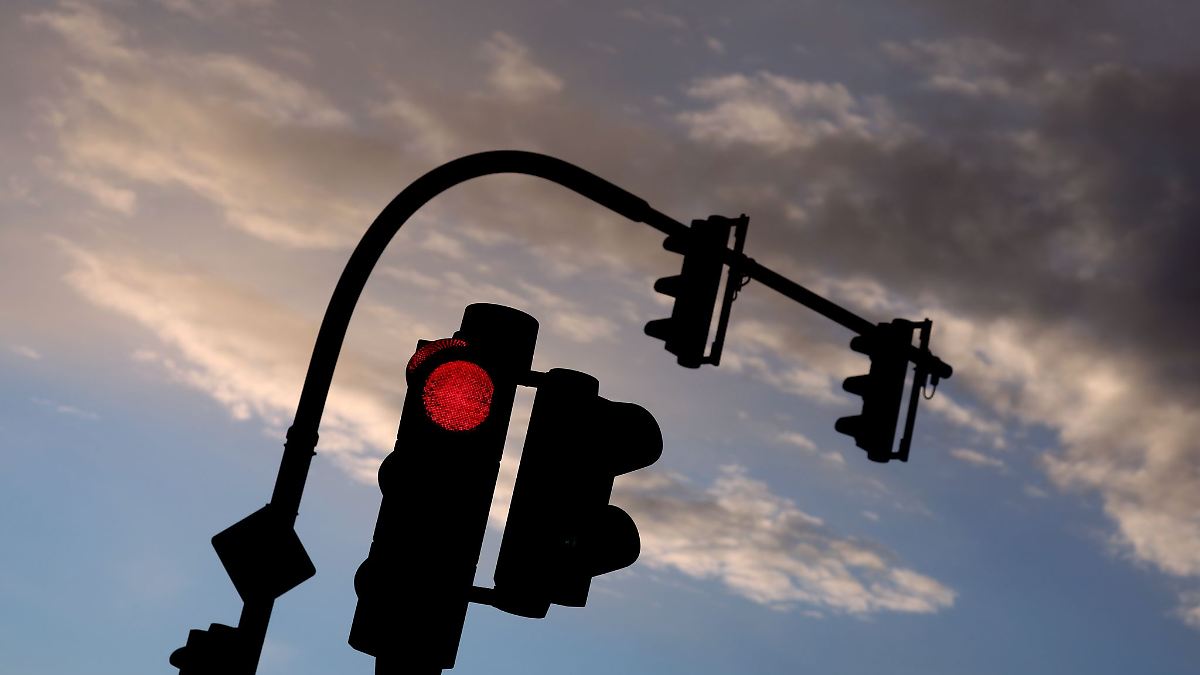 Rote Ampel missachtet - Auto erfasst zwei Passanten