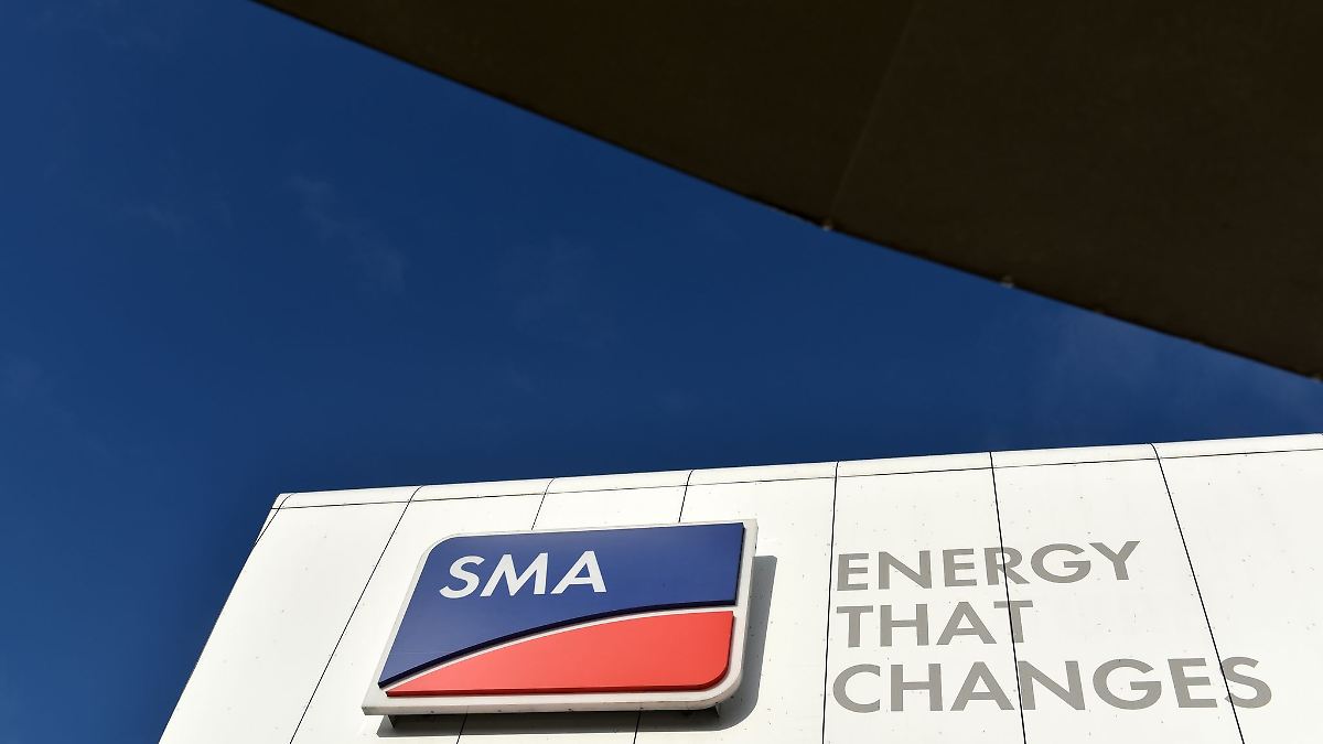 SMA Solar schreibt rote Zahlen und treibt Umbau voran