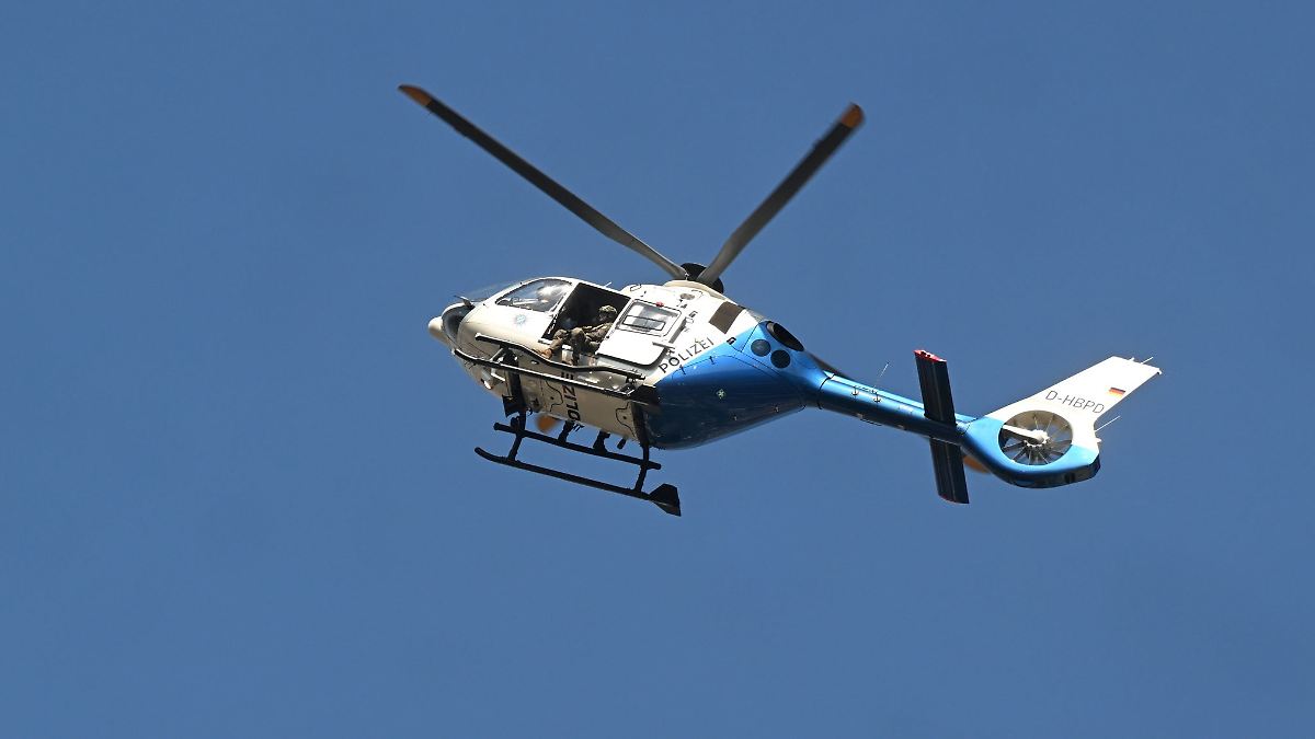 Polizei sperrt Autobahn nach Raub - Hubschrauber im Einsatz