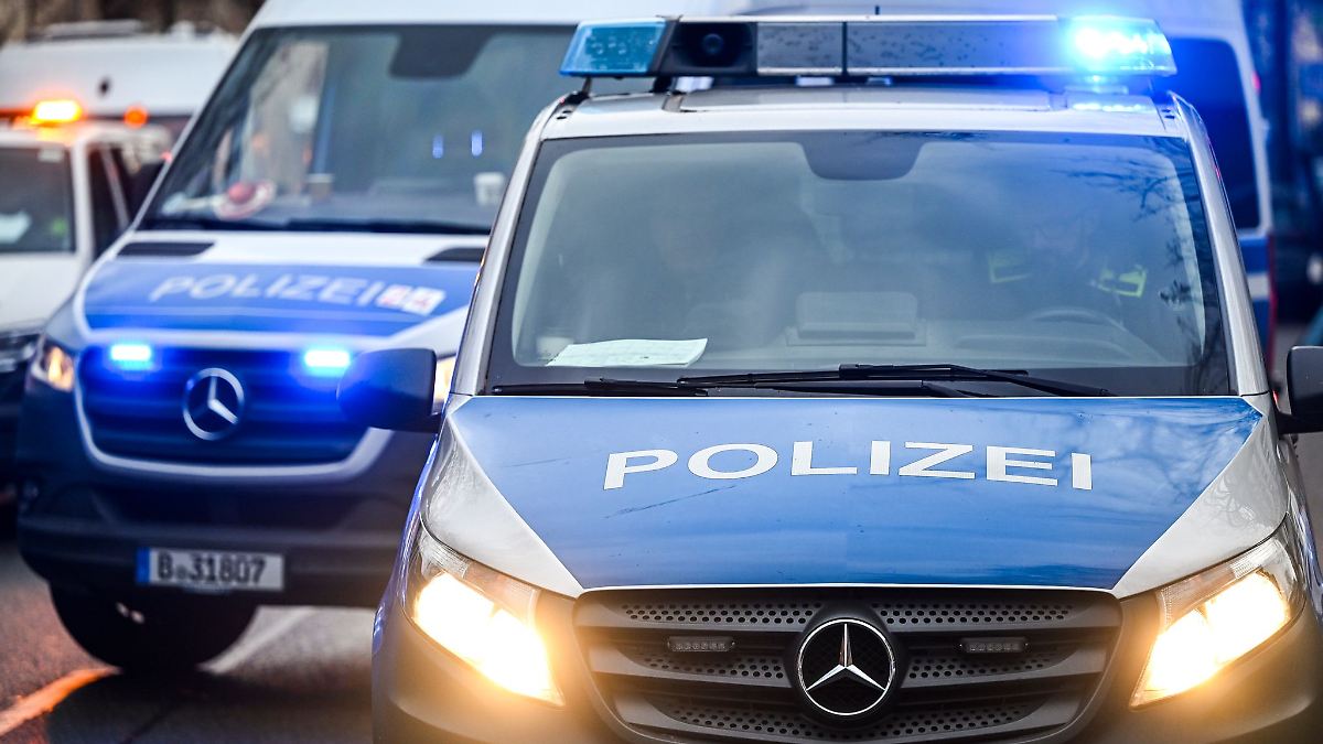 Mann mit Messer schwer verletzt