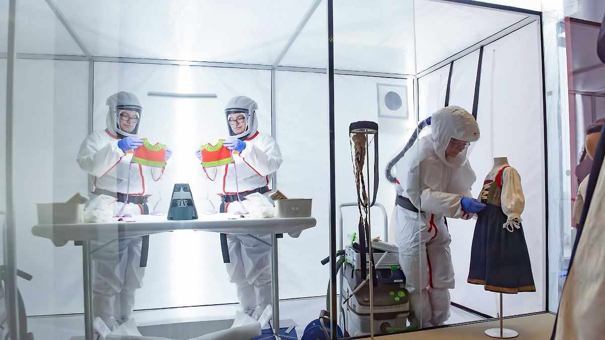 Umzug in Schutzanzügen - Kulturschätze mit giftigem Erbe