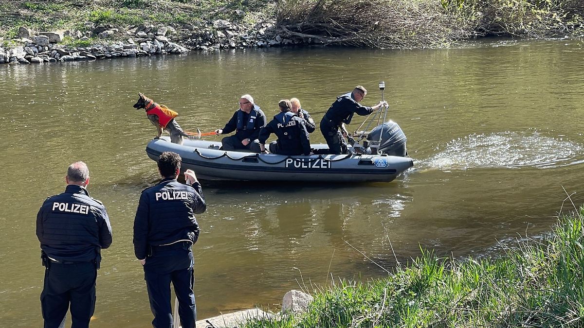 Polizeitaucher setzen Suche nach vermisstem Kind fort