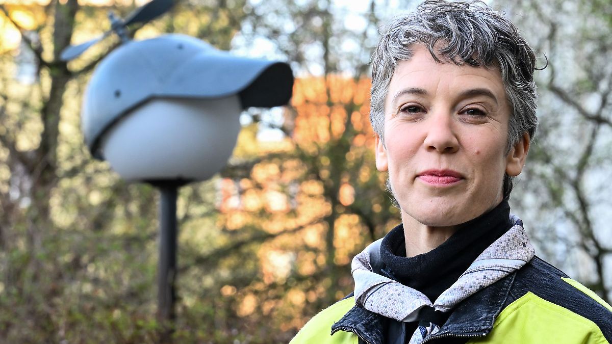 Künstlerin macht Hüte für Laternen gegen Lichtverschmutzung