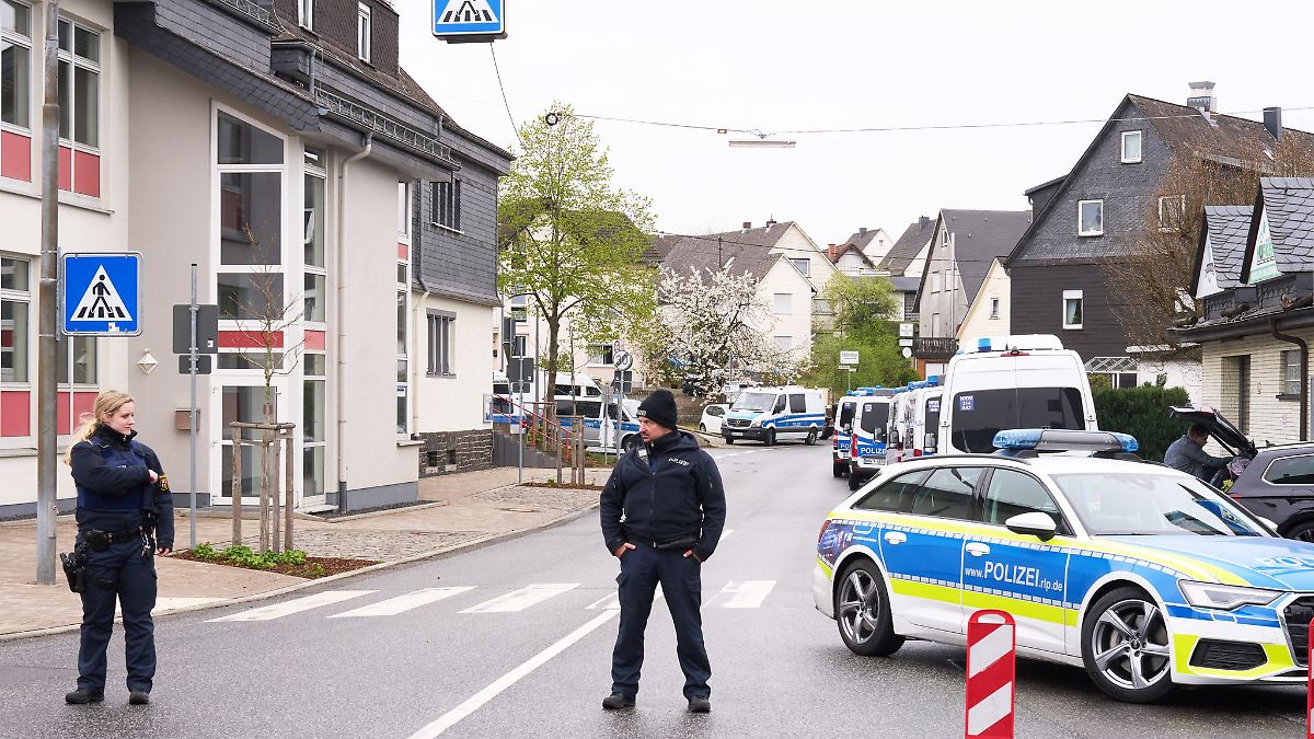 Hunderte Polizisten suchen nach mutmaßlichem Dreifachmörder