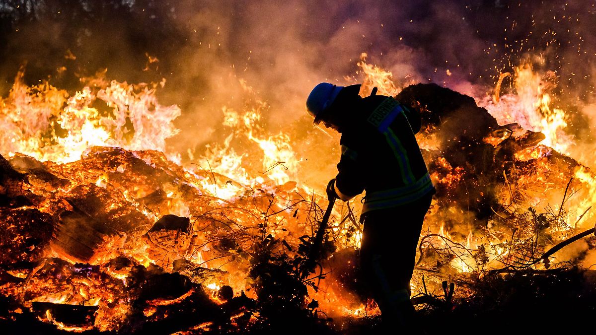 Unbekannte entzünden Osterfeuer vorzeitig