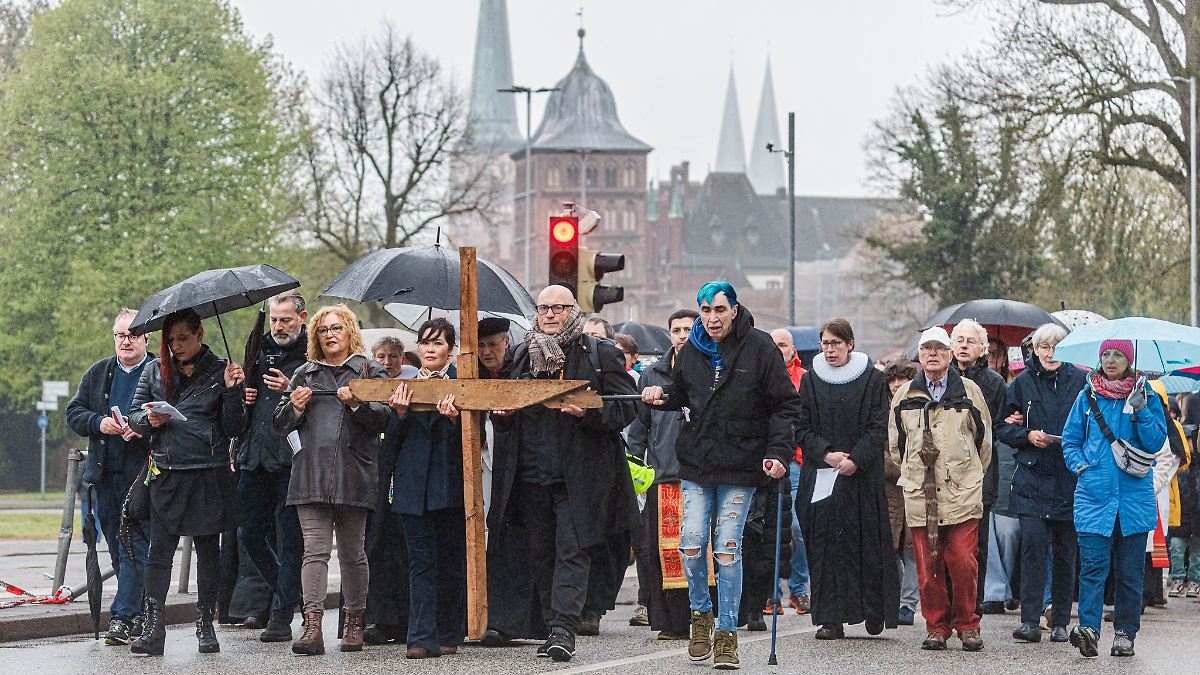 Ökumenischer Kreuzweg Lübeck fordert auf, Haltung zu üben