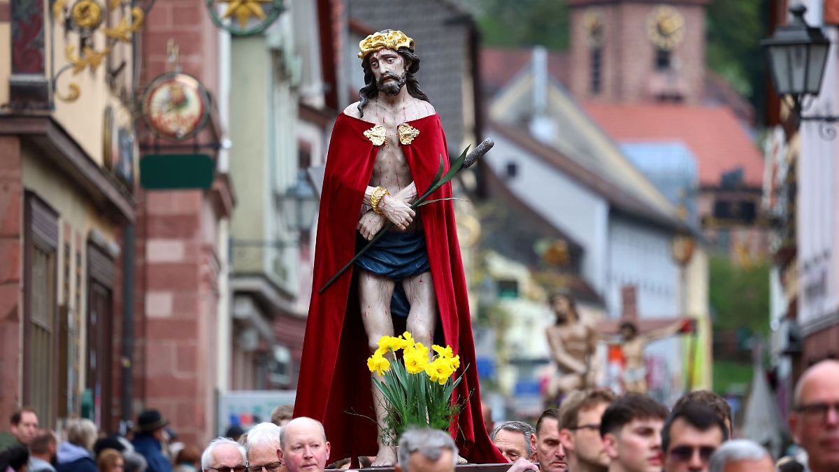Andächtiger Schweigemarsch am Karfreitag durch Lohr