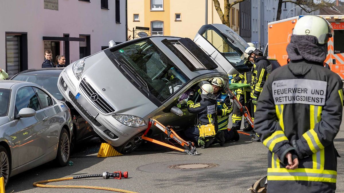 77-Jährige fährt über parkende Autos